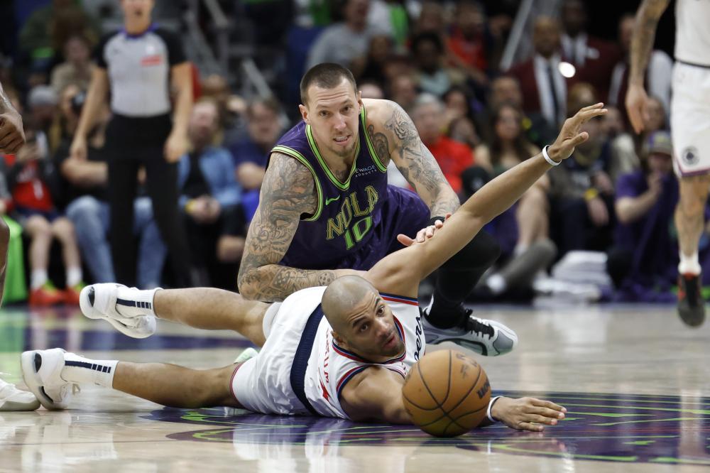 第86分钟富勒姆球迷齐声呐喊向裁判抗议：向裁判致敬，2-0