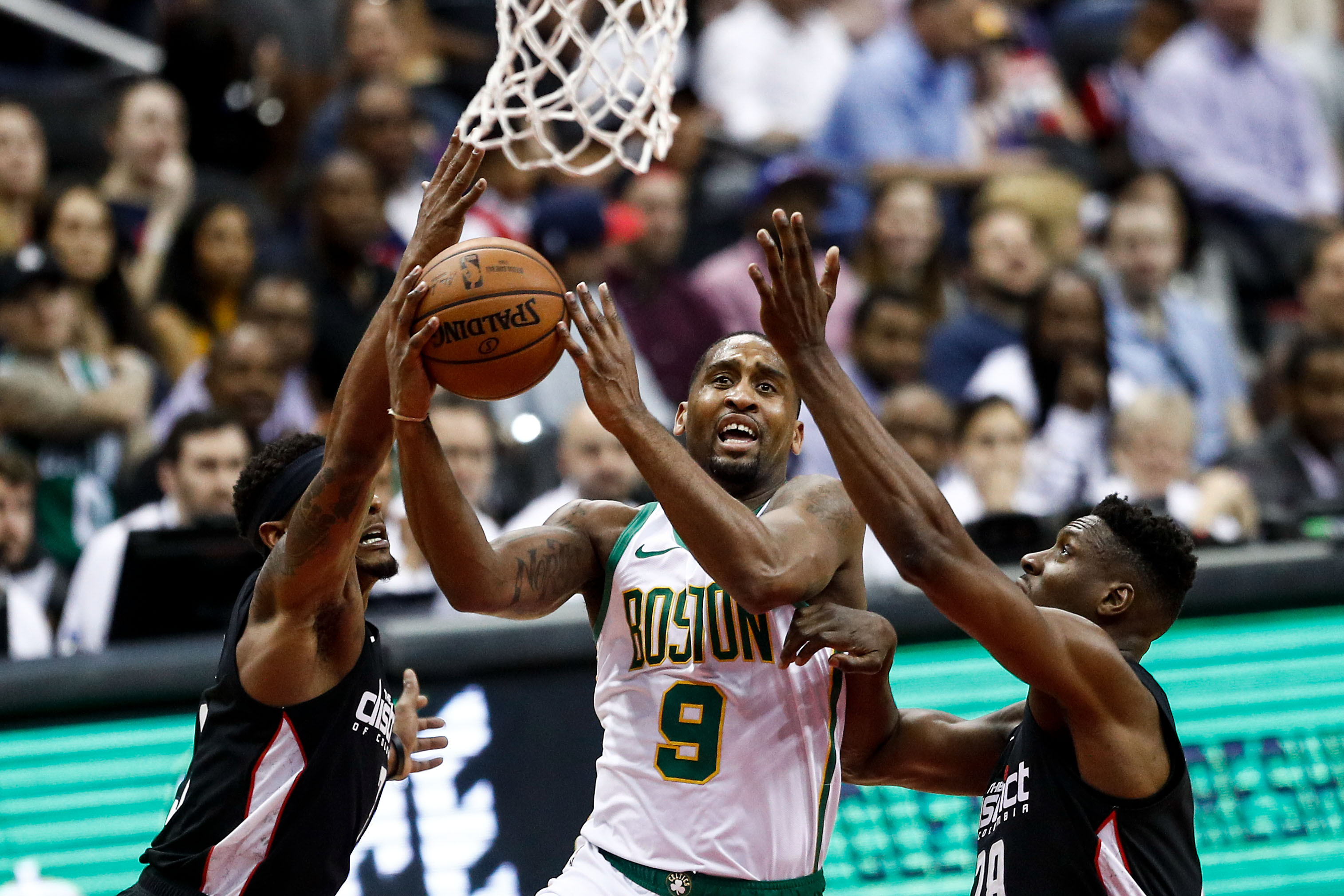 客串主教练？约基奇暂停期间给队友画战术 掘金众球员认真听讲