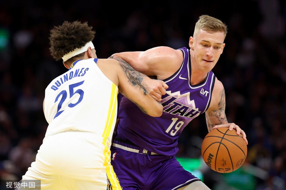 客串主教练？约基奇暂停期间给队友画战术 掘金众球员认真听讲